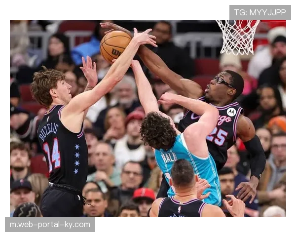 公牛利用勇士换防漏洞,布泽利斯错位单打格林连续得分